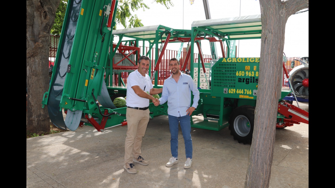 Luis Pérez y Rafael Safont ante la máquina premiada en Fercam 2024