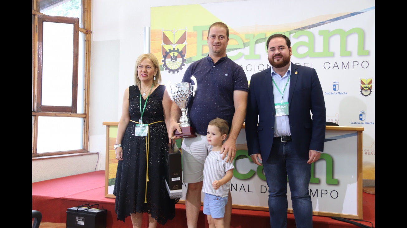 Julián Martín Albo junto a la secretaria y al director de Fercam