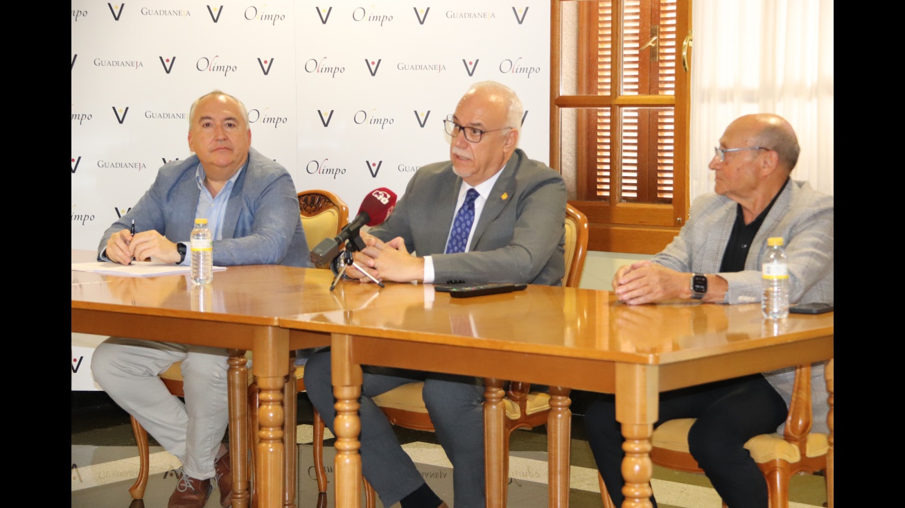 Julián Nieva junto a Carlos Marín y a Félix Bellido durante la clausura de la asamblea