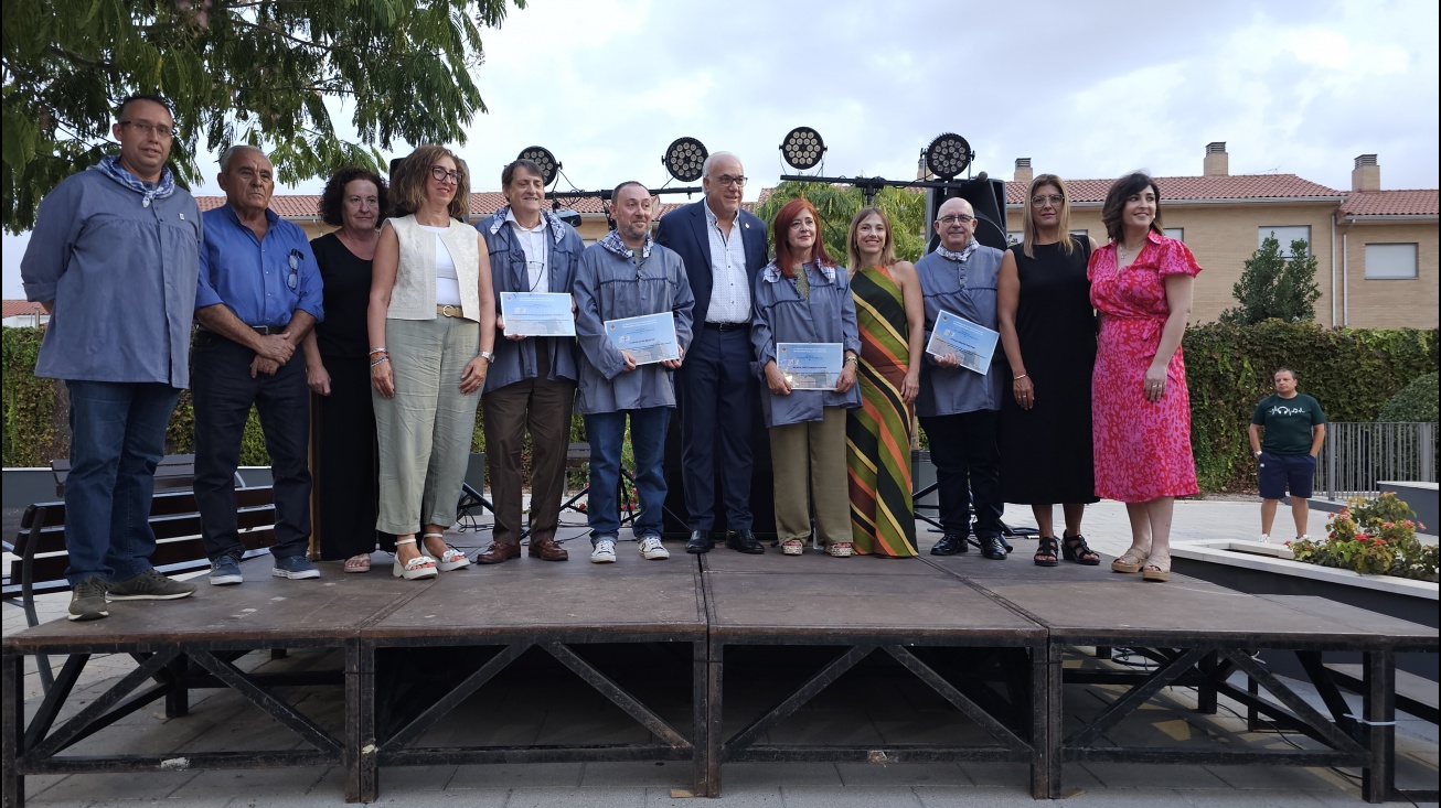 Homenajeados junto a autoridades municipales y presidente de la AAVV